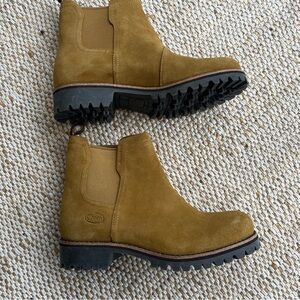 EUC Chaco fields Chelsea lug boots